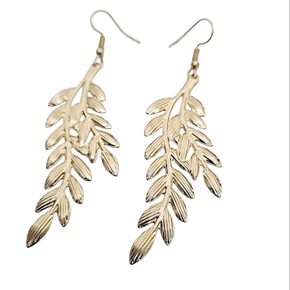 Metal Gold tone leaf boho lightweight cute dangle tropical earrings 💖 2/$30 - Picture 7 of 9